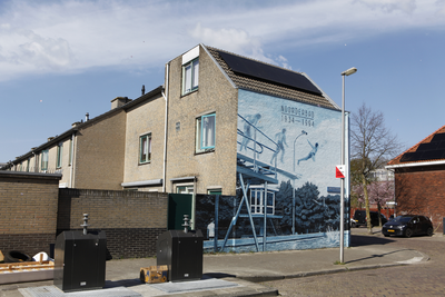 913982 Afbeelding van de muurschildering 'Noorderbad 1934 - 1994' uit 2021 van De Strakke Hand op de zijgevel van het ...